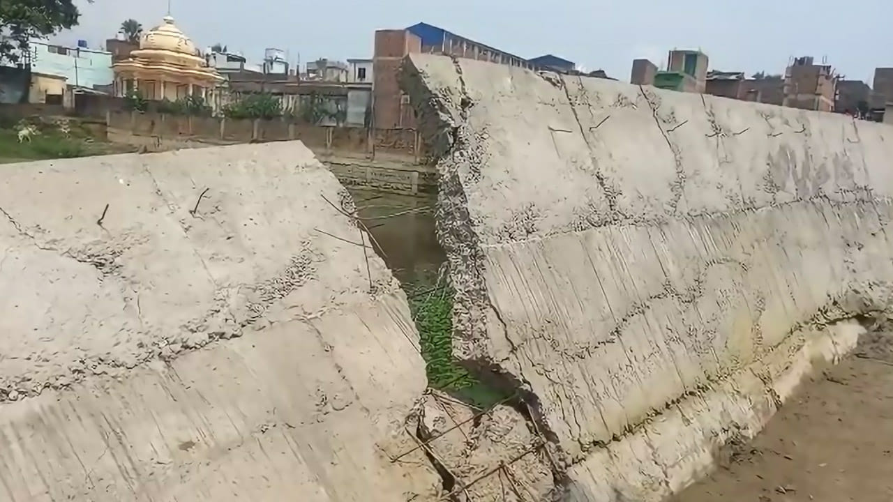 Guardwall Murshidabad: নির্মাণের ১৩ দিনের মাথায় ভেঙে পড়ল ৪২ লক্ষ টাকার সরকারি ...