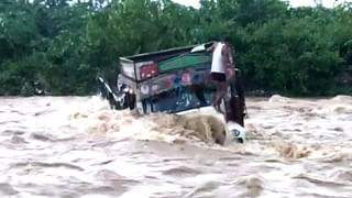 Video: বৃদ্ধতন্ত্রে বৃদ্ধাঙ্গুষ্ঠ! ব্যারিকেডের উপরে চড়ে বসলেন পঁয়ষট্টির ‘তরুণ’ সেলিম