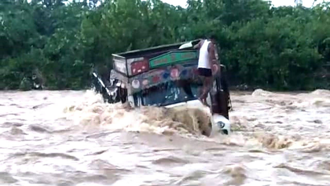 Truck: তখনও গাড়িতে বসে চালক-খালাসি, আচমকা হড়পা বান আসতেই যা ঘটল…