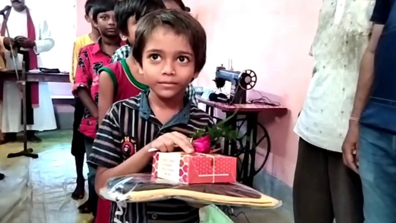 Mahalaya: করোনায় অনটনের মেঘ, টিফিনের টাকা জমিয়ে অনাথদের মুখে হাসি ফোটাল পড়ুয়ারা