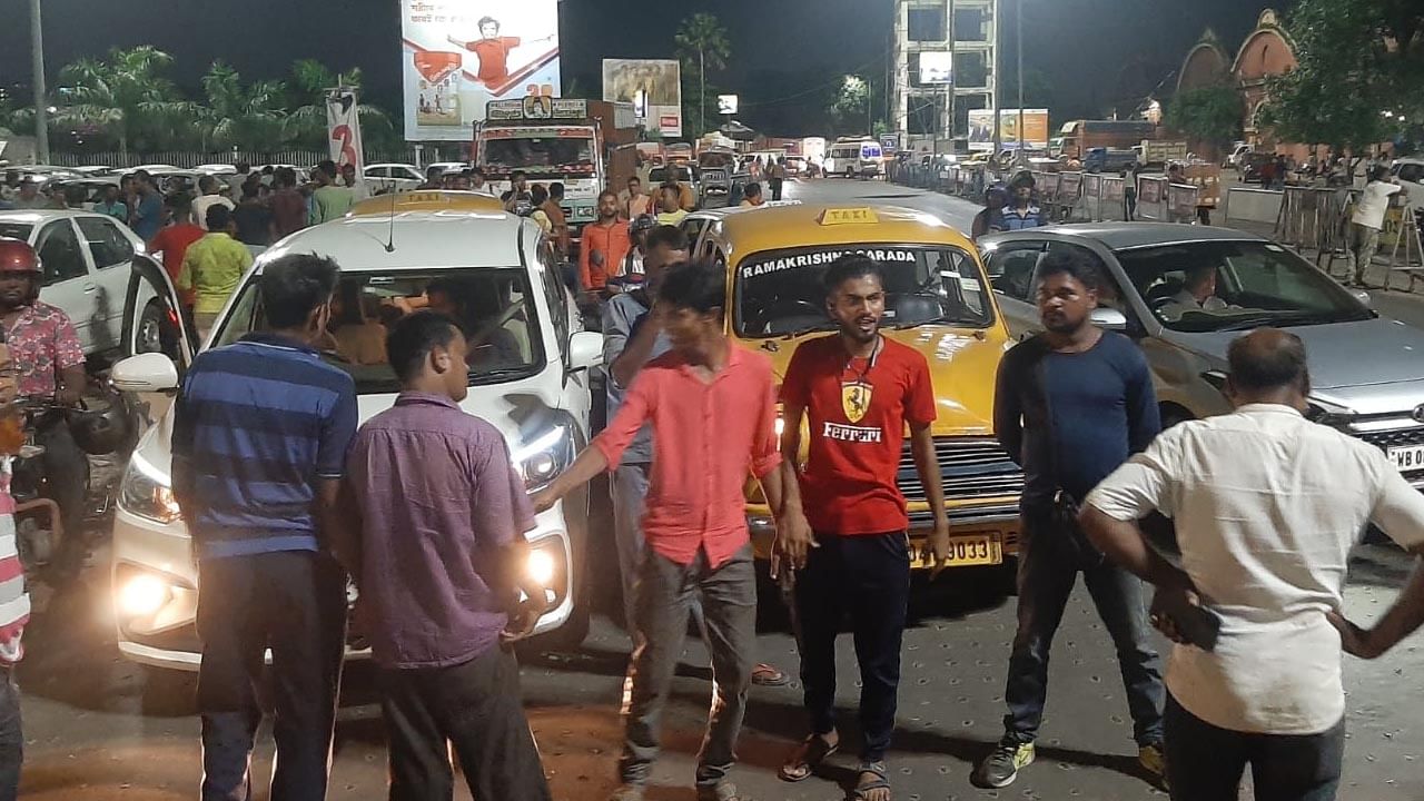 Howrah Station: পার্কিং নিয়ে পুলিশের সঙ্গে বচসা, গ্রেফতার ৫ অ্যাপ-ক্যাব চালক, প্রতিবাদে থানা ঘেরাও