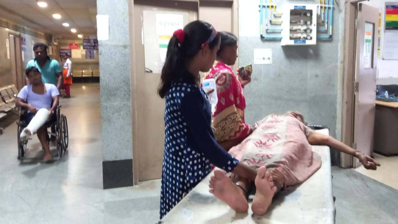 Maynaguri: আঙুলের ছাপ নিয়ে টাকা তোলার অভিযোগ তৃণমূল কর্মীর বিরুদ্ধে, ধরা পড়ে বৃদ্ধাকেই ‘পেটালো’ নেতা