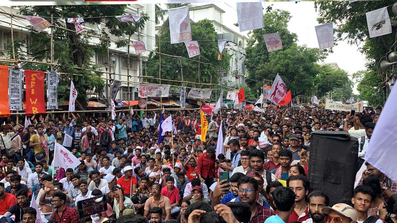 রাজপথে লাল স্রোত, রাজ্যজোড়া দুর্নীতির প্রতিবাদে কলেজ স্ট্রিটে বিশাল ছাত্র সমাবেশ SFI-র