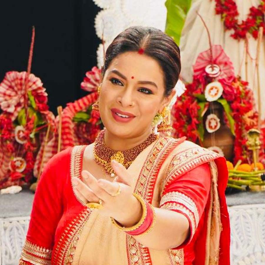 পুজোর গান তৈরি নিয়ে বিক্রম বলেছেন, “অনেক ভালোবাসা দিয়ে আগমনী গানটা তৈরি করেছি। আমি চেয়েছিলাম গানটা শ্রুতিমধুর হোক। যাকে গানের প্রাণ বলি সেই মেলোডির সাথে গানের অন্তর্বর্তী যন্ত্রসংগীতের জায়গা গুলোতে কিছু উদ্দীপক যন্ত্রের ব্যবহার রয়েছে যা ছন্দের দিক থেকেও আকর্ষণীয়।”