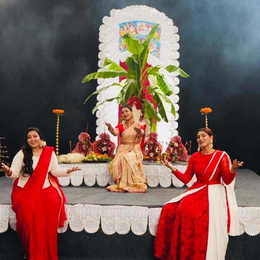 বিক্রম ঘোষের সুরে অনেকদিন পর আবার একসঙ্গে পাওয়া গেল ইমন চক্রবর্তী এবং শোভন মজুমদারকে। তাঁদের সম্পর্ক ভাঙার পর পুজোর গানে আবার একসঙ্গে এসেছেন তাঁরা। ইমন-শোভন ছাড়াও অর্ণব চক্রবর্তী,  তৃষা চট্টোপাধ্যায়, ঋতি টিকাদার,   নির্মাল্য রায় প্রমুখ গেয়েছেন গান।