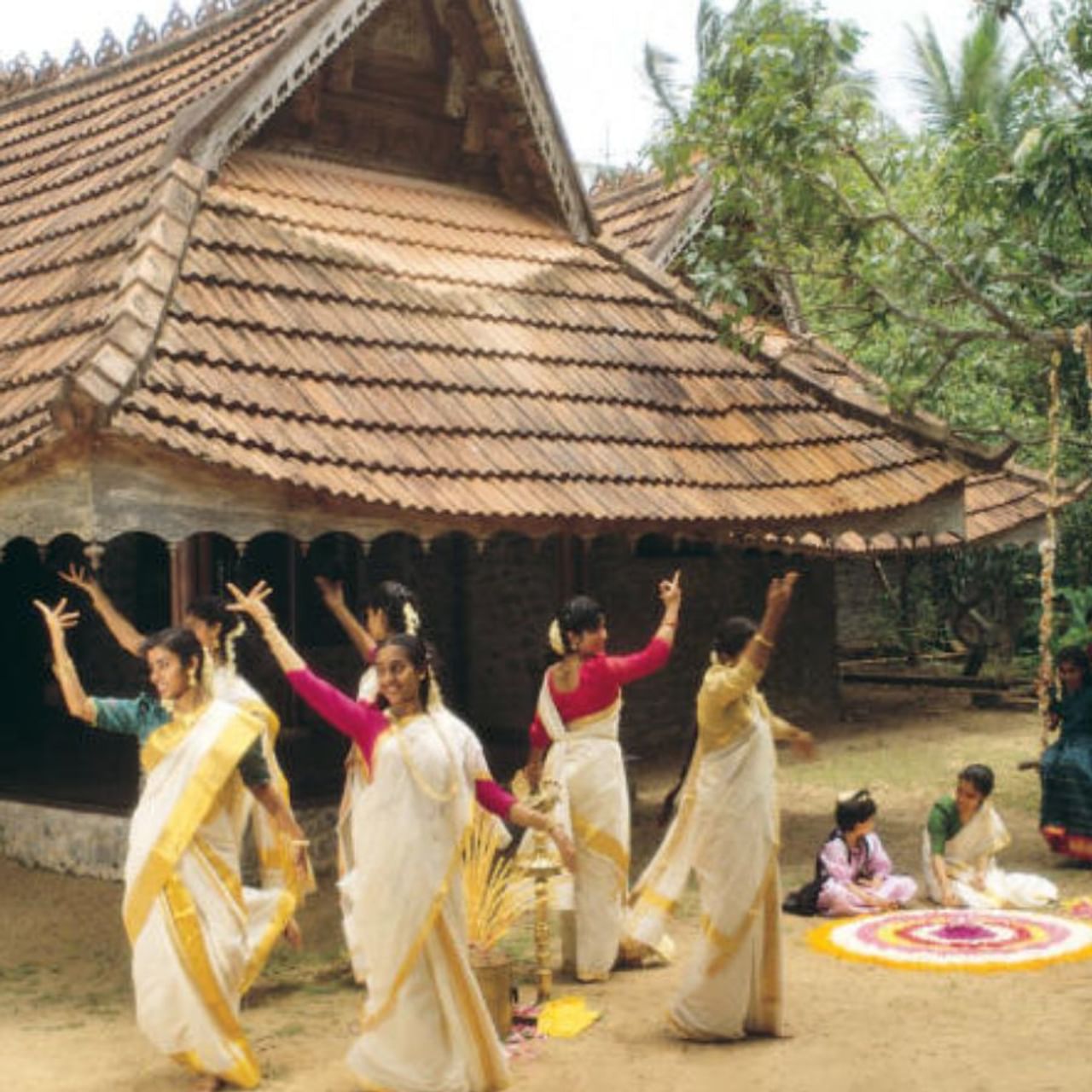 প্রতিবছর অগস্ট -সেপ্টেম্বর মাসে কেরালায় ওনাম উৎসবটি পালিত হয়। এটি এই রাজ্যের সবচেয়ে বড় এবং সকলের কাছে অত্যন্ত জনপ্রিয় এক উৎসব। ভারতের অন্যান্য প্রদেশের উৎসবের সাথে ওনামের পার্থক্য আছে।