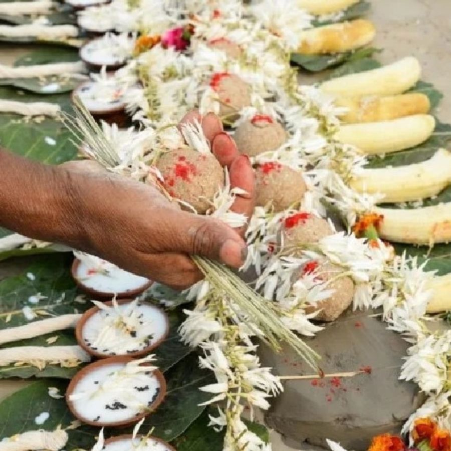 পিতৃপক্ষের সময়, পূর্বপুরুষরা তাদের সন্তানদের জন্য শ্রাধ, তর্পণ বা পিন্ড দান ইত্যাদি করার প্রত্যাশা করেন, কারণ তারা এই কর্মের মাধ্যমে সন্তুষ্ট লাভ করেন। হিন্দুধর্মে এটা বিশ্বাস যে কেউ মারা গেলে পিতৃদেবের রূপ ধারণ করে তাদের বংশধরদের রক্ষা করে। অন্যদিকে বাড়ির কর্তা বা বাবা রেগে গেলে সমস্যায় পড়তে হয় পরিবারকে। এখানে কিছু লক্ষণ আছে যা দেখে আপনি জানতে পারবেন আপনার বাবা আপনার উপর খুব রাগান্বিত।