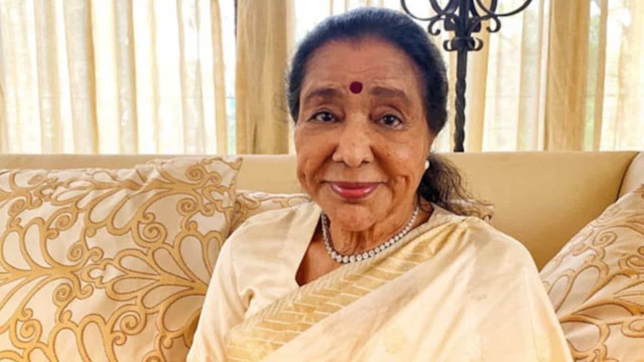 Asha Bhosle Birthday: আশা ভোঁসলের ৮৯তম জন্মদিন কেন জাঁকজমকের সঙ্গে পালন করল না পরিবার? Asha Bhosle Birthday: আশা ভোঁসলের ৮৯তম জন্মদিন কেন জাঁকজমকের সঙ্গে পালন করল না পরিবার?