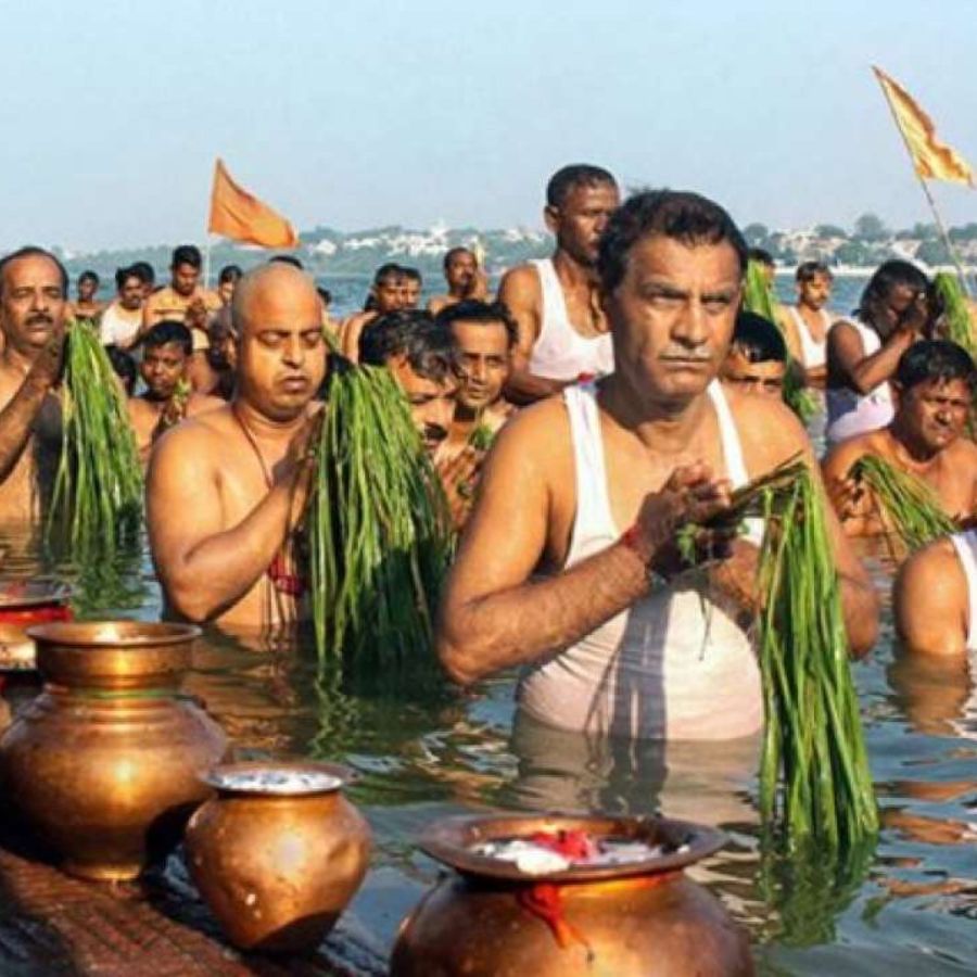 পিতৃপক্ষে, যদি কোনও বিবাহিত ব্যক্তি তার পূর্বপুরুষদের শ্রাদ্ধ করেন এবং মনে রাখবেন যে শ্রাদ্ধের সময় স্ত্রীর সঙ্গে থাকা আবশ্যক। স্ত্রী ছাড়া যেকোনও পুজো বা কাজ অসম্পূর্ণ বলে বিবেচিত হয়।