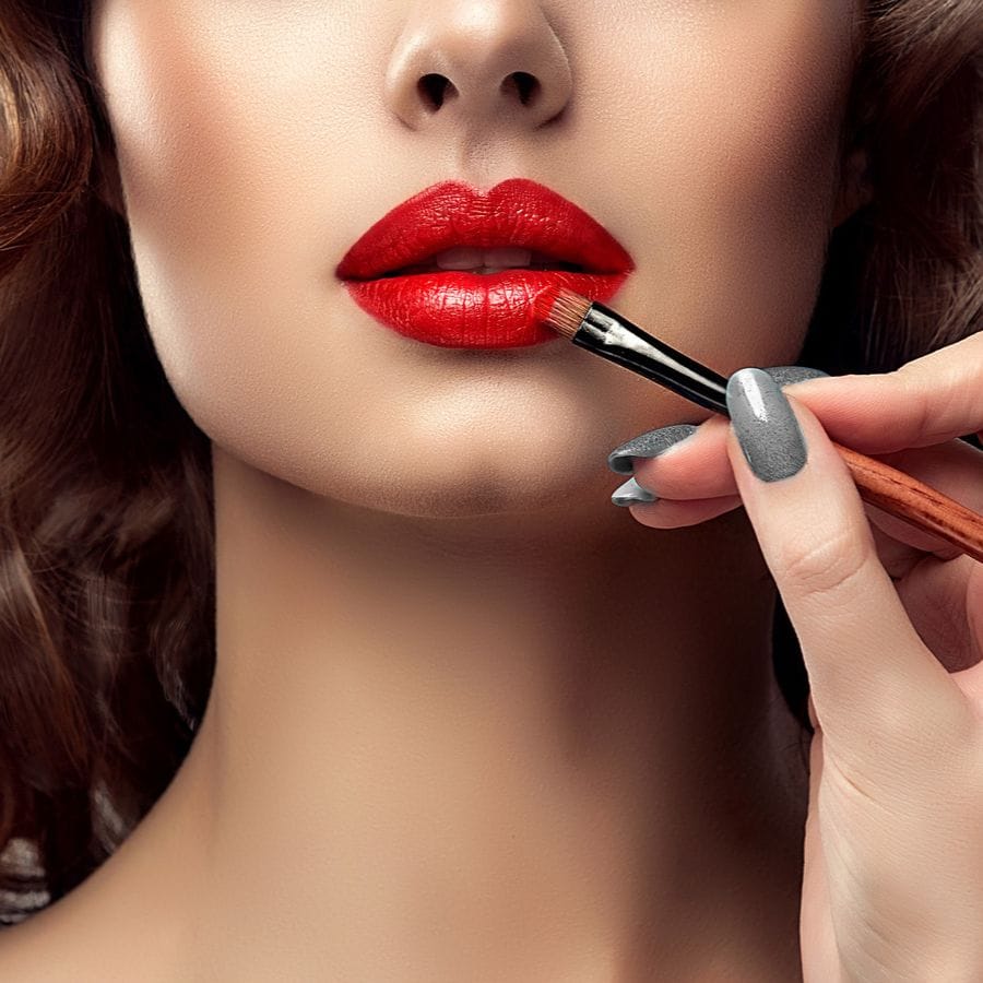 দেখা যায় যে মহিলারা তাদের ঠোঁটে শুধুমাত্র এক কোট লিপস্টিক লাগান। এটা হওয়া উচিত নয়। আপনি যদি লিপস্টিক আপনার ঠোঁটে দীর্ঘ সময় ধরে রাখতে চান তবে এর ২-৩ কোট লাগাতে হবে।