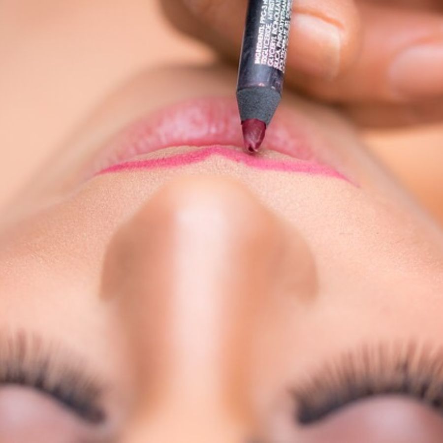 লিপস্টিকের চূড়ান্ত কোট লাগানোর পরে, যদি আপনি মনে করেন যে লিপস্টিকটি খুব গাঢ় দেখাচ্ছে, তাহলে আপনি অতিরিক্ত স্তরটি সরিয়ে ফেলতে পারেন।