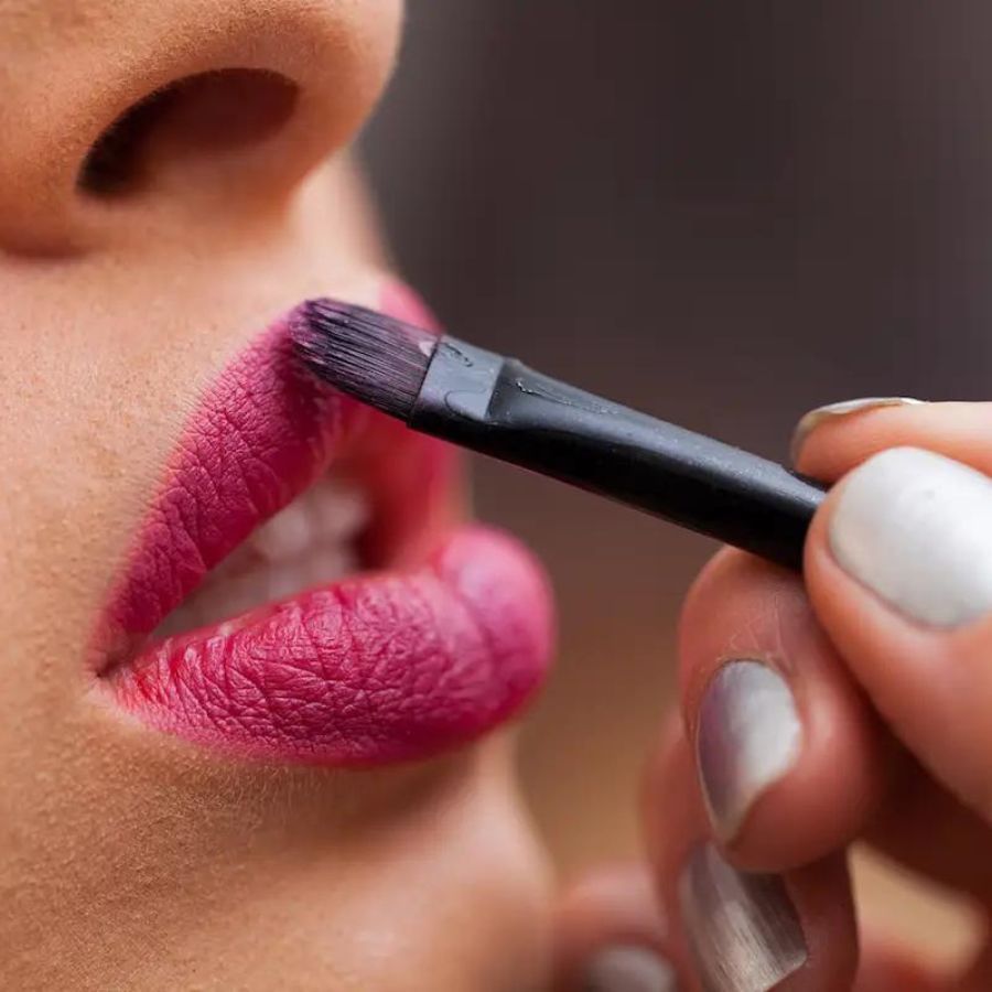 আমাদের ঠোঁটের রঙ আলাদা এবং আমরা যে লিপস্টিক লাগাই তার রঙ তার থেকে অনেক আলাদা। তাই আপনি যদি চান যে রঙে আপনি লিপস্টিক কিনেছেন, আপনার ঠোঁটে একই রঙ দেখতে পাবেন।