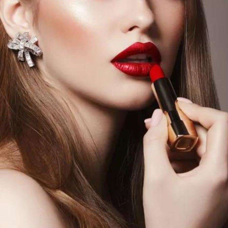 লিপস্টিক লাগানোর সময় যে বিষয়গুলি মাথায় রাখতে হবে, যেগুলি সম্পর্কে আপনাকে সতর্ক থাকতে হবে। পুজোর আগে কিছু জরুরি টোটকা জেনে নিন