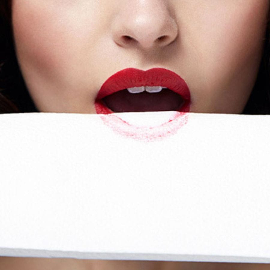 এর জন্য টিস্যু পেপার ব্যবহার করতে হবে। যদি টিস্যু পেপারে লিপস্টিক দেখা যায়, তাহলে আরেকটু পাউডার লাগান।