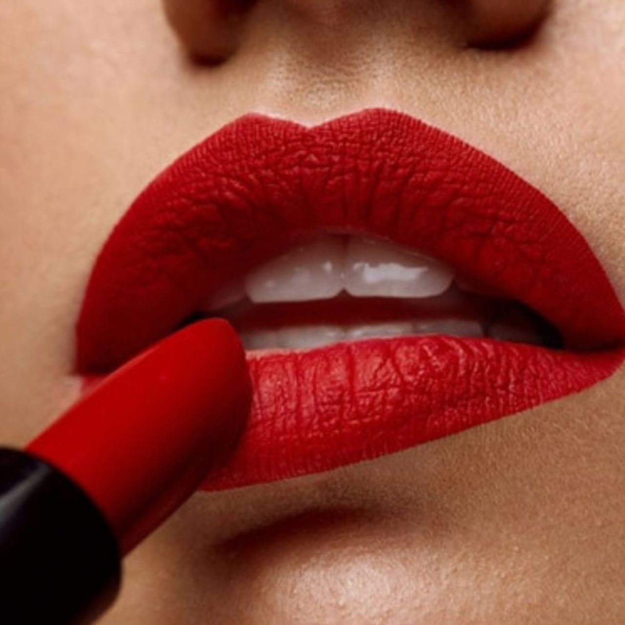 প্রতিটি মহিলাই সুন্দর দেখতে চায় এবং এর জন্য তারা মেকআপের আশ্রয় নিতে পছন্দ করে। মেকআপ করুন বা না করুন, তবে মহিলারা অবশ্যই লিপস্টিক ব্যবহার করেন যা তাদের ঠোঁটকে সুন্দর করার পাশাপাশি একটি আকর্ষণীয় চেহারা দিতে সহায়তা করে।