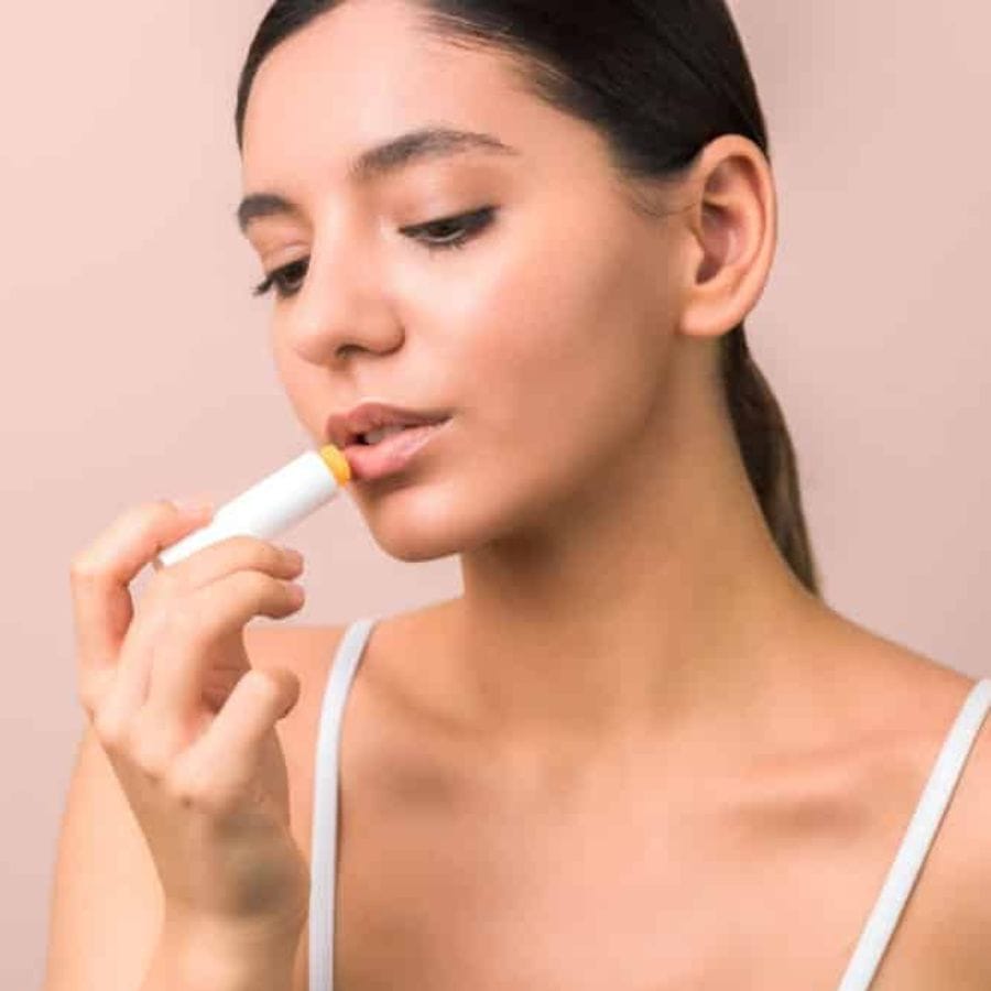 লিপস্টিক যতই ভাল লাগুক না কেন, লাগানোর আগে অবশ্যই ঠোঁটে ময়েশ্চারাইজার লাগাতে হবে। ময়েশ্চারাইজার লাগালে ঠোঁটের আর্দ্রতা বজায় থাকে এবং এ কারণে লিপস্টিক লাগানোর পর ঠোঁট আরও সুন্দর দেখায়।