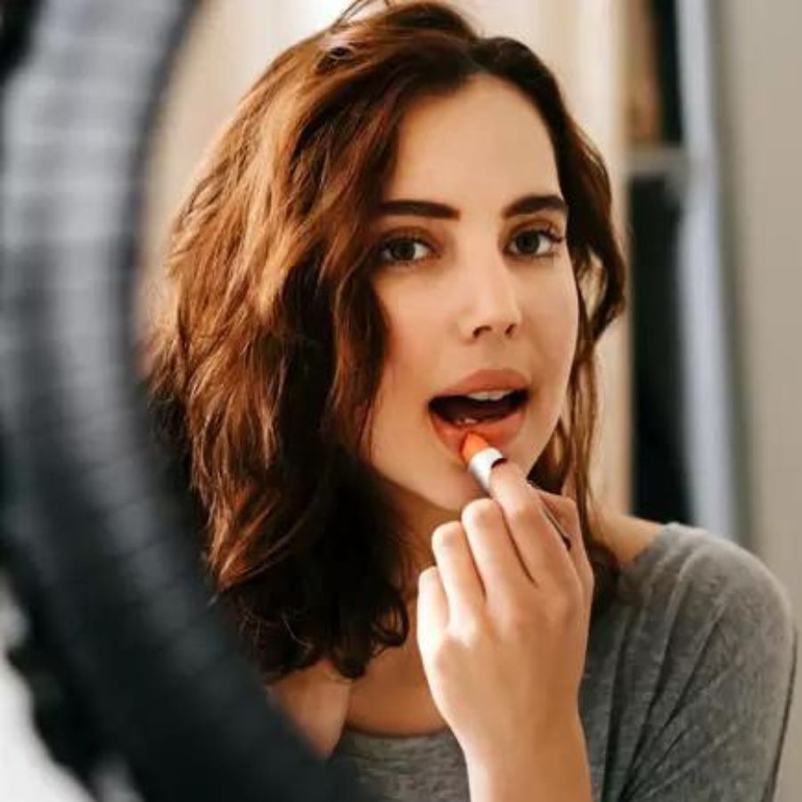 লিপস্টিক সঠিকভাবে ব্যবহার করলেই পুরো মুখের সৌন্দর্য দেখা যায়। কিন্তু লিপস্টিক লাগাতে গিয়ে অনেক সময় মহিলারা এমন কিছু ভুল করে থাকেন, যার কারণে মুখের উজ্জ্বলতা নষ্ট হয়ে যায়। 