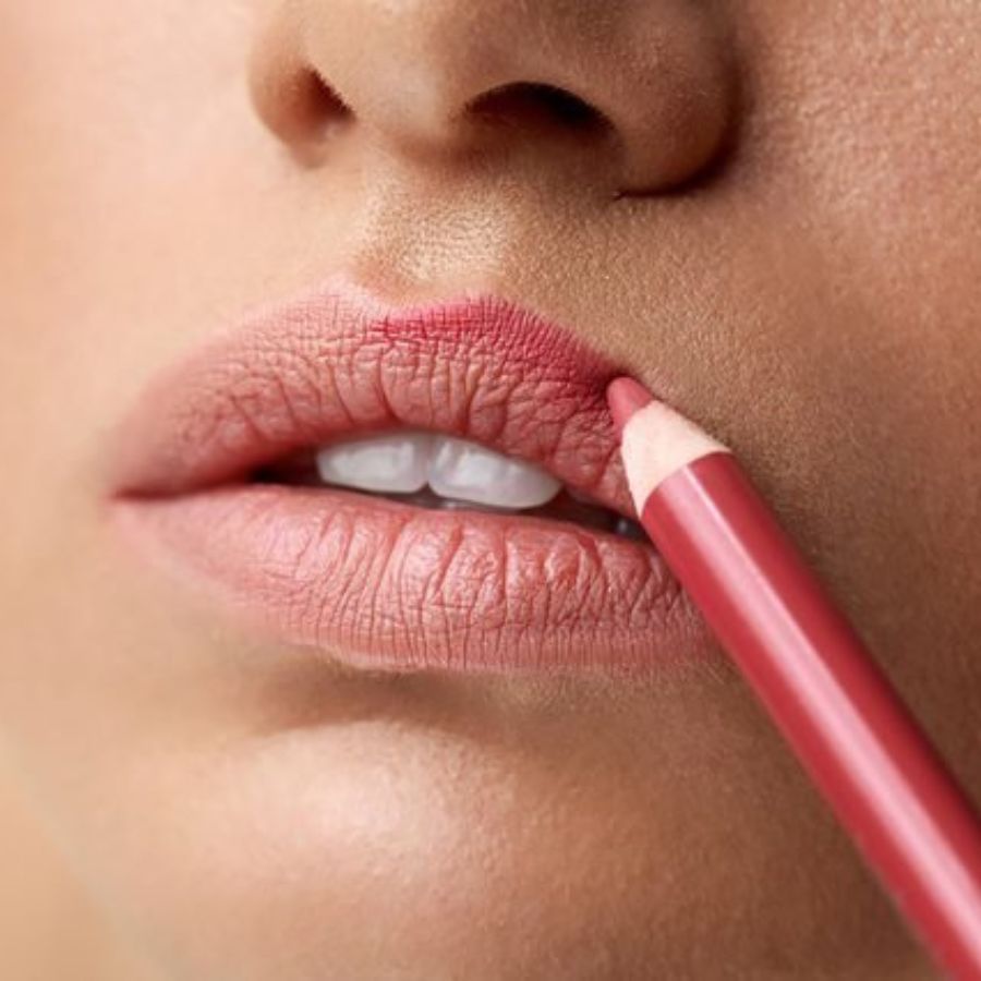 পাতলা ঠোঁটযুক্ত মহিলাদের সামান্য বাইরে লিপ লাইনার লাগিয়ে তাদের ঠোঁটের রূপরেখা আঁকতে হবে। আপনার ঠোঁট যদি একটু বড় হয় তাহলে লিপ লাইনার একটু ভেতরের দিকে চালান।