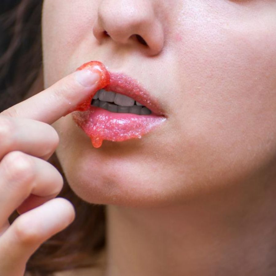 অনেকে না দেখে সরাসরি ঠোঁটে লিপস্টিক লাগান। ঠোঁট শুষ্ক বা ফাটা হলে লিপস্টিক লাগানোর পর তাতে ফাটল দেখা যাবে। তাই ঠোঁটে লিপস্টিক লাগানোর আগে স্ক্রাব করে নিন। এজন্য চিনিতে মধু মিশিয়ে ঠোঁটে ঘষুন। এতে ঠোঁটের মরা চামড়া আপনা থেকেই উঠে যাবে।