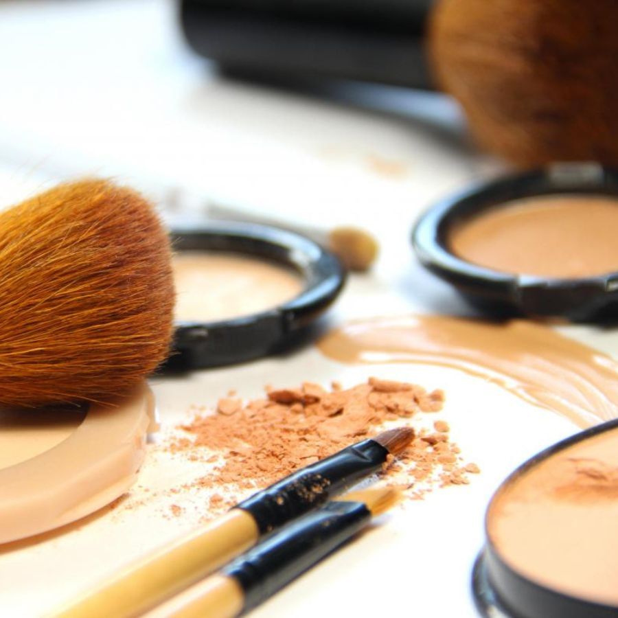 তাহলে লিপস্টিক লাগানোর আগে আপনার ঠোঁটে কিছু ফাউন্ডেশন বা কনসিলারও লাগান। এটি আপনার লিপস্টিকের রঙকে দুর্দান্ত দেখাবে এবং স্ক্রাব বা ময়েশ্চারাইজার লাগানোর পরেও ঠোঁট কিছুটা ফাটলেও তা চলে যাবে।