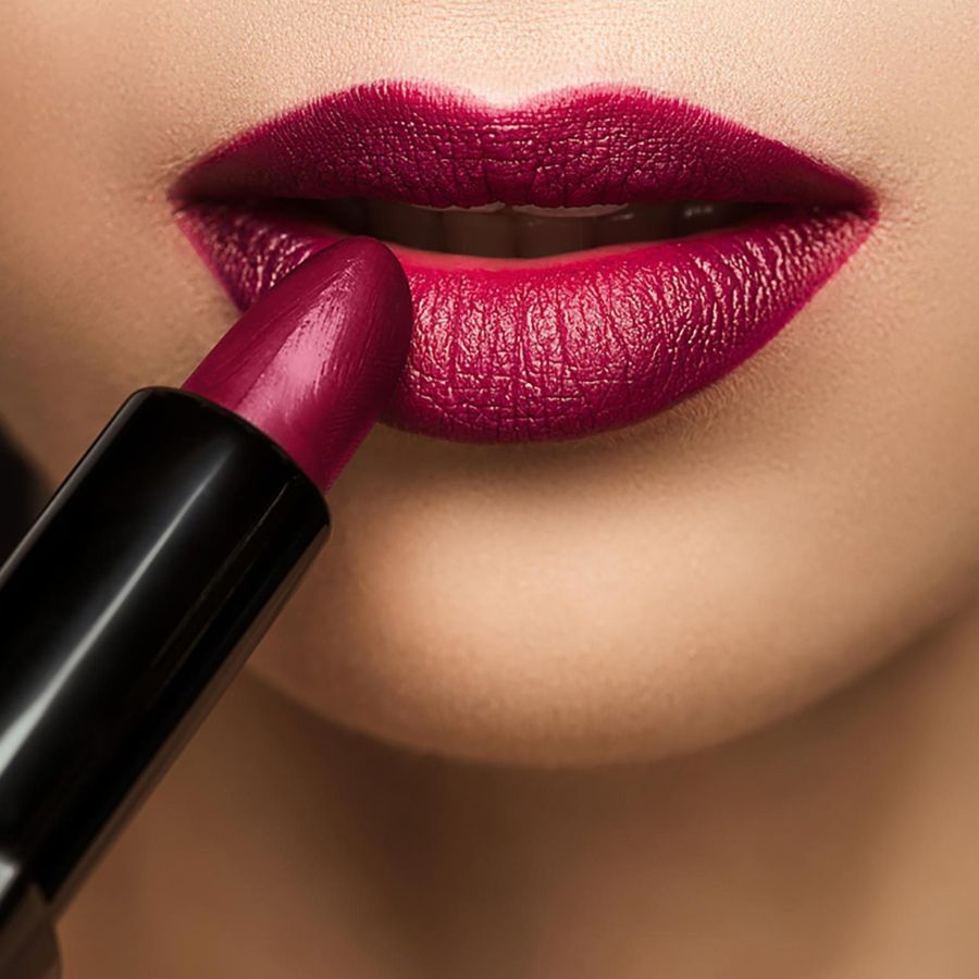 লিপস্টিকের আগে লিপ লাইনার দিয়ে ঠোঁটে আউটলাইন তৈরি করা খুবই জরুরি। আপনার যদি পাতলা ঠোঁট থাকে তবে আপনাকে এই পদক্ষেপটি ভুলে যেতে হবে না। 