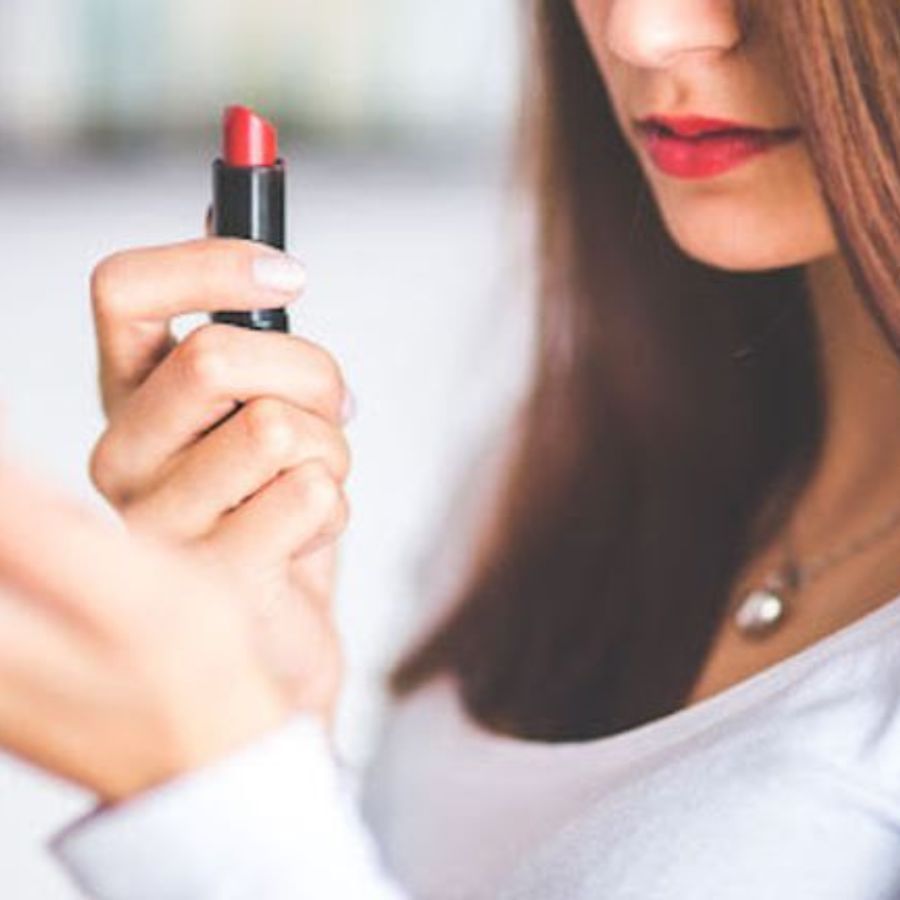 এটারও একটা উপায় আছে। প্রথমে লিপস্টিক লাগিয়ে নিন। তারপরে পাউডার লাগান এবং তারপরে আরেকটি কোট লাগান। এভাবে লিপস্টিক লাগালে তা অনেকক্ষণ স্থায়ী হয়।