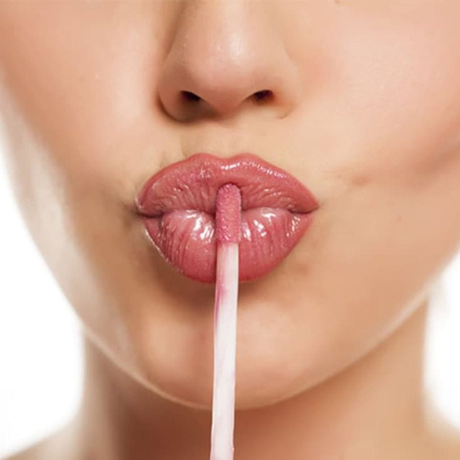  লিকুইড লিপস্টিক লাগানোর জন্য একটি কোটই যথেষ্ট। একই সময়ে, খুব বেশি লিপস্টিক লাগালে আপনার ঠোঁটের গঠন নষ্ট হয়ে যেতে পারে।