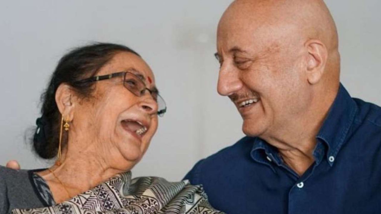 Anupam Kher: 'ছেলের থেকেও মোদীজিকে বেশি পছন্দ করেন মা', ভিডিয়ো পোস্ট করে 'প্রমাণ' দিলেন অনুপম