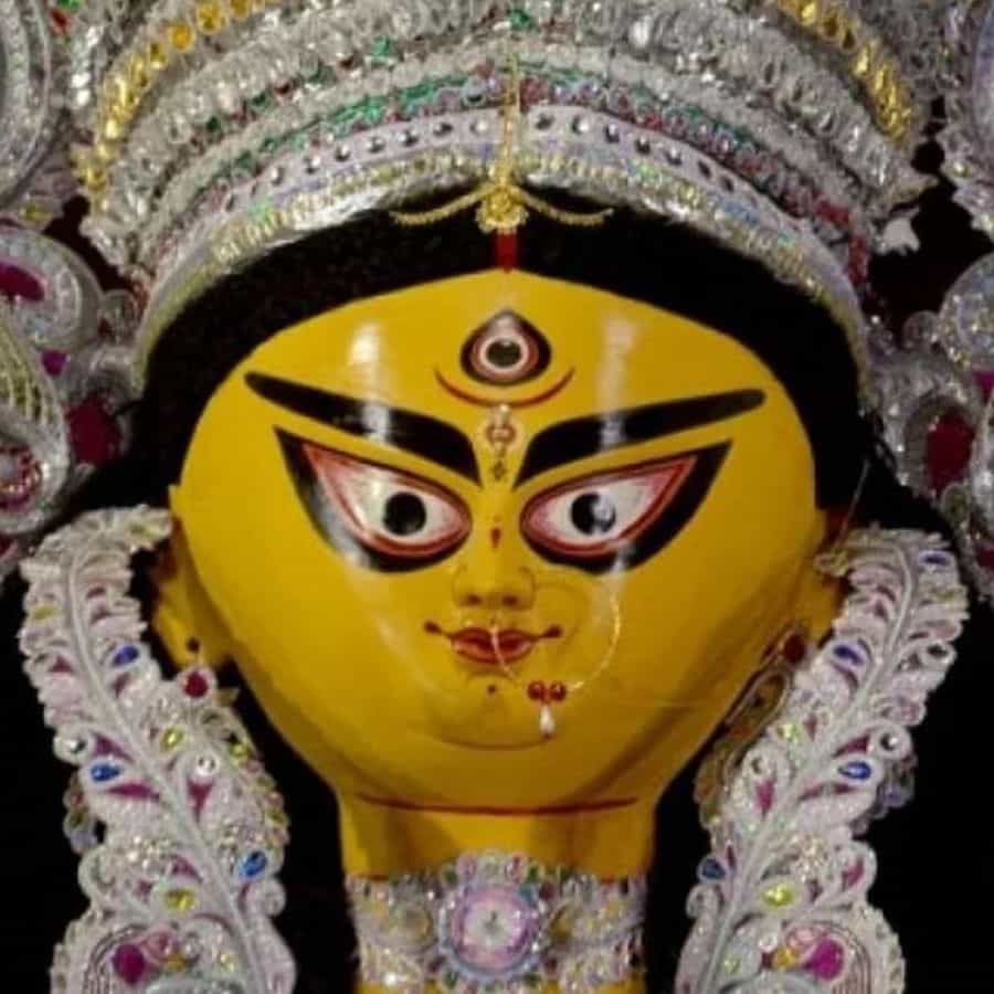 আশ্বিন মাসের শুক্ল পক্ষের ষষ্ঠ থেকে দশম দিন পর্যন্ত শারদীয়া দুর্গাপূজা অনুষ্ঠিত হয়। এই পাঁচটি দিন যথাক্রমে “দুর্গাষষ্ঠী”, “মহাসপ্তমী”, “মহাষ্টমী”, “মহানবমী” ও “বিজয়াদশমী” নামে পরিচিত।