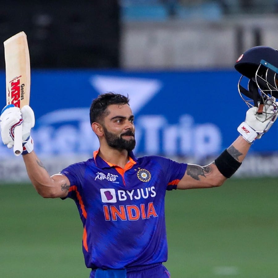 বিরাট কোহলি (Virat Kohli)। ফর্মে নেই...। টানা সমালোচনা শুনতে হয়েছে। শতরানের সংখ্যা ৭০ এ থমকে ছিল প্রায় তিন বছর। আফগানিস্তানের বিরুদ্ধে নিয়মরক্ষার ম্যাচে ১২২ রানের অপরাজিত ইনিংস। আন্তর্জাতিক টি ২০ তে প্রথম শতরান, সবমিলিয়ে ৭১। বিরাট তৃপ্তি এই একটা ইনিংসে। (ছবি : টুইটার)