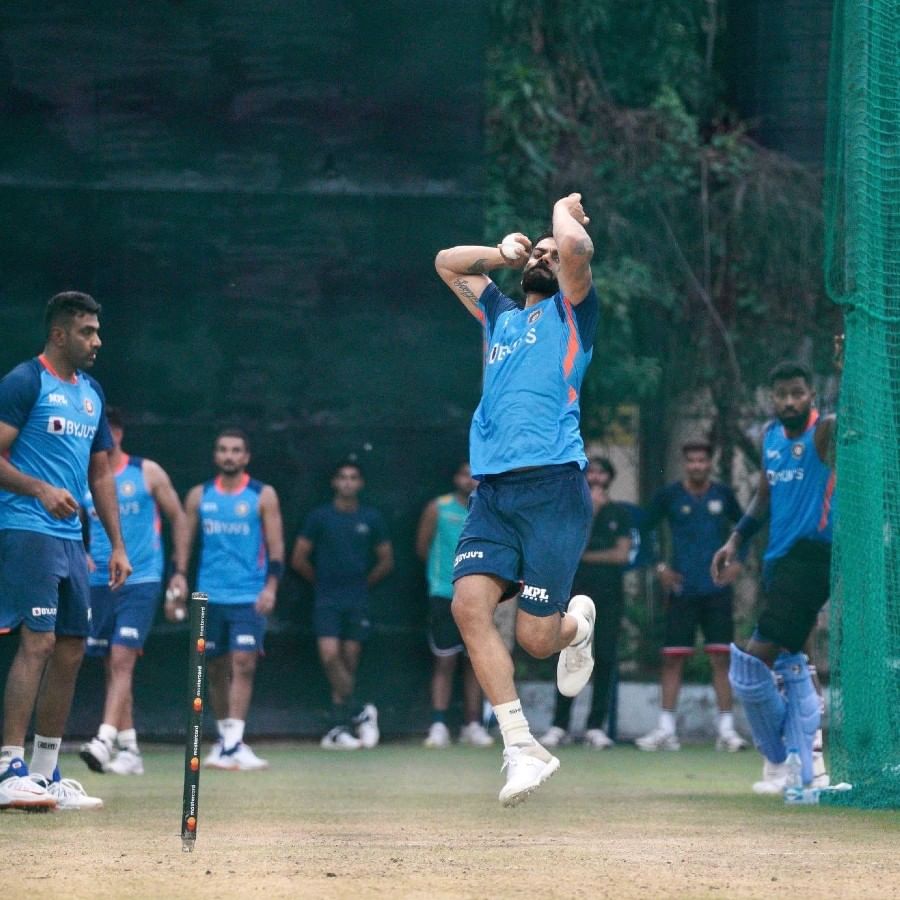 মোহালির নেটে নজর কাড়লেন বোলার বিরাট কোহলিও। যা নিয়ে পঞ্জাব ক্রিকেট সংস্থার মজার পোস্ট, দেখুন এই ম্যাচে কে বোলিং ওপেন করবেন...। (ছবি: টুইটার)