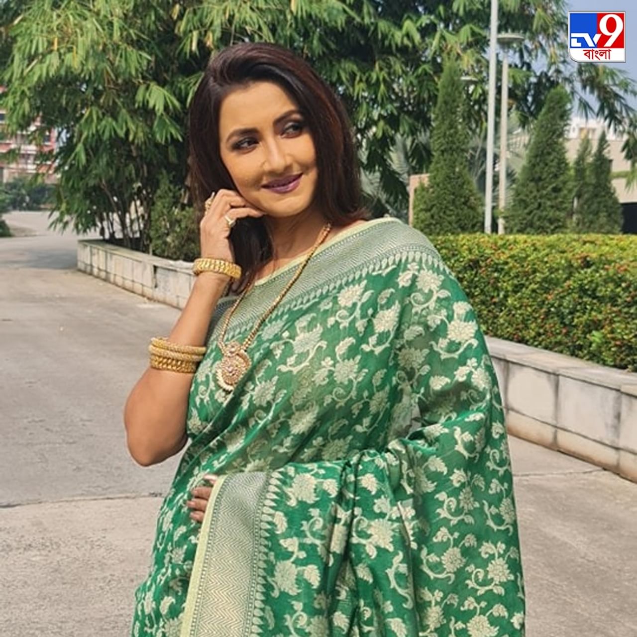 বয়স যে তার পঞ্চাশ ছুঁই ছুঁই তা কে বলবে! এখনও তিনি ২০-তেই আটকে। ২০ বচর আগে যা ছিলেন এখনও তাই। শরীরে বাড়তি মেদের চিহ্নটুকুও নেই। এদিকে উপচে পড়ছে তাঁর রূপের বাহার। তিনি বাংলার দিদি নং ১ রচনা বন্দ্যোপাধ্যায়। মহিলা মহলে তিনি শুধুই দিদি। সব বয়সের সব মানুষের সঙ্গে সমান ভাবে মিশে যেতে পারেন তিনি। 