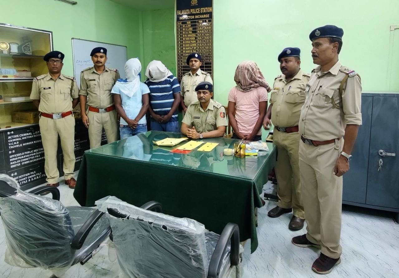 Alipurduar: স্টেশনে নামতেই জাপটে ধরা হল দুই যাত্রীকে, তাদের কাছ থেকে ...