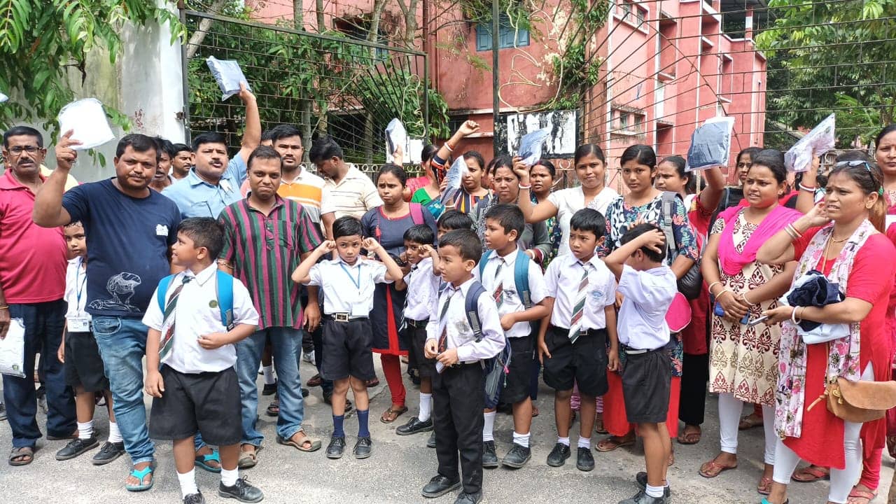 School Dress Controversy: চাই না নীল-সাদা পোশাক, সিদ্ধান্তের বিরুদ্ধে রুখে দাঁড়াচ্ছে শতাব্দী প্রাচীন স্কুল