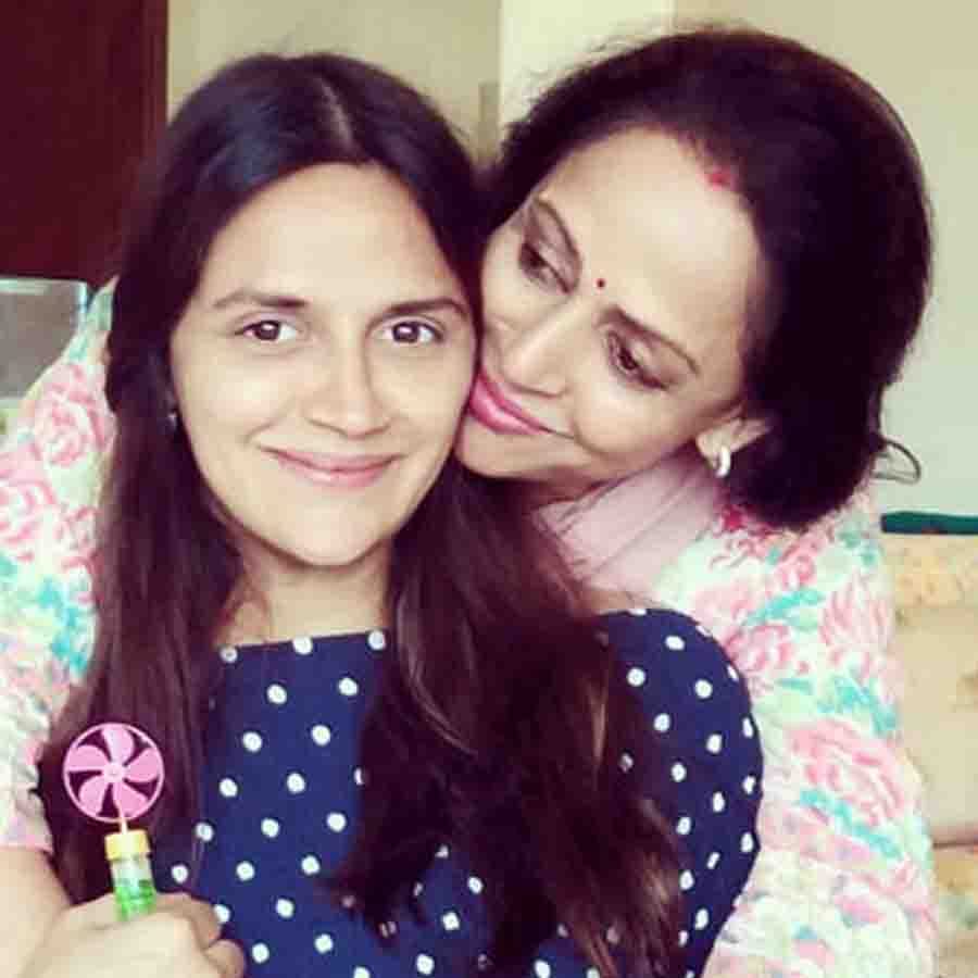 অহনা দেওল - ইশা, ববি এবং সানি দেওলের আরও একটি বোন আছে, যাঁর নাম অহনা। অভিনয় নয়, অহনা মায়ের মতো নৃত্যশিল্পী হয়েছেন।