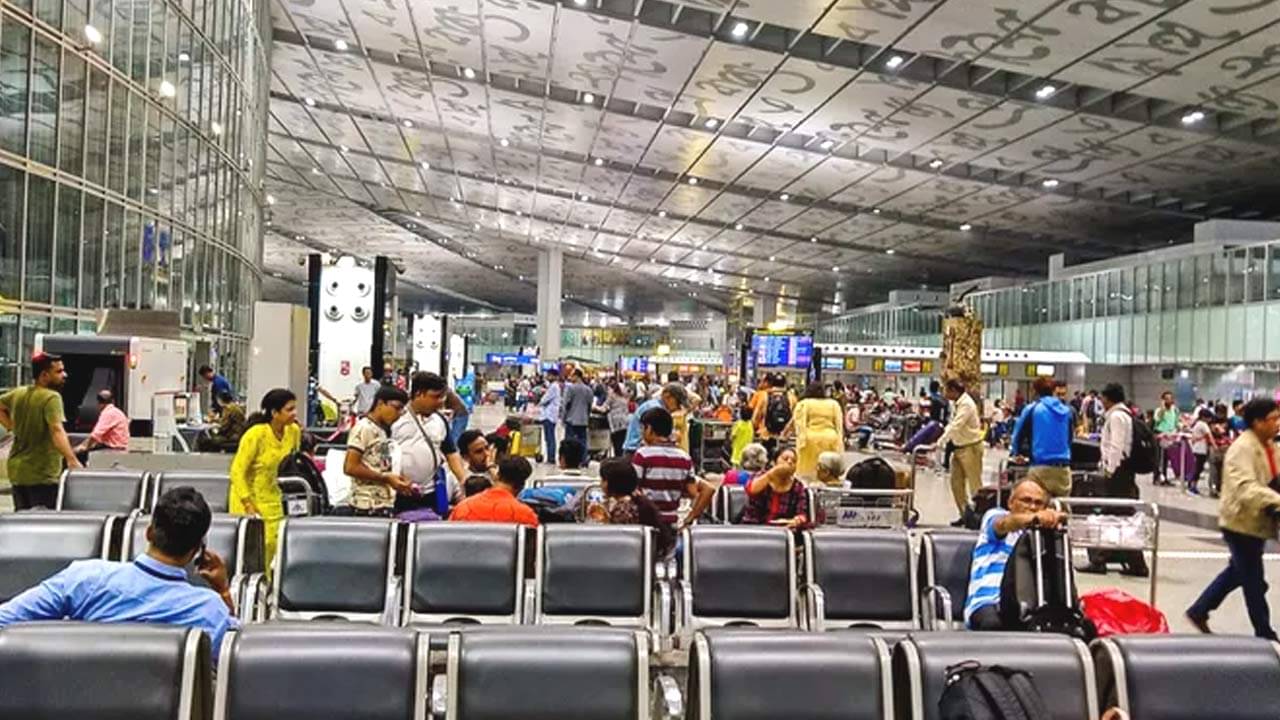 Kolkata Airport: মদ্যপ অবস্থায় কলকাতা থেকে বিমানে ওঠার তোড়জোড়, তার আগে যা খেলা দেখালেন দুই যাত্রী