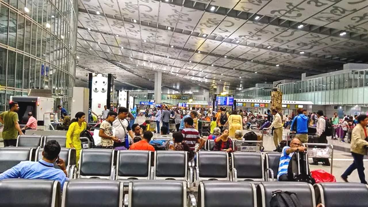 Kolkata Airport: মদ্যপ অবস্থায় কলকাতা থেকে বিমানে ওঠার তোড়জোড়, তার আগে যা 'খেলা' দেখালেন দুই যাত্রী