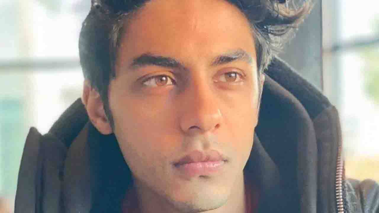 Aryan Khan: মাদককাণ্ডে ফেঁসে যাওয়ার ভয়াবহ দিন কাটিয়ে উঠছেন আরিয়ান, বিমানবন্দরে তাঁকে দেখে অনুরাগীরা বলছেন, বাবার মতো রাজপুত্র