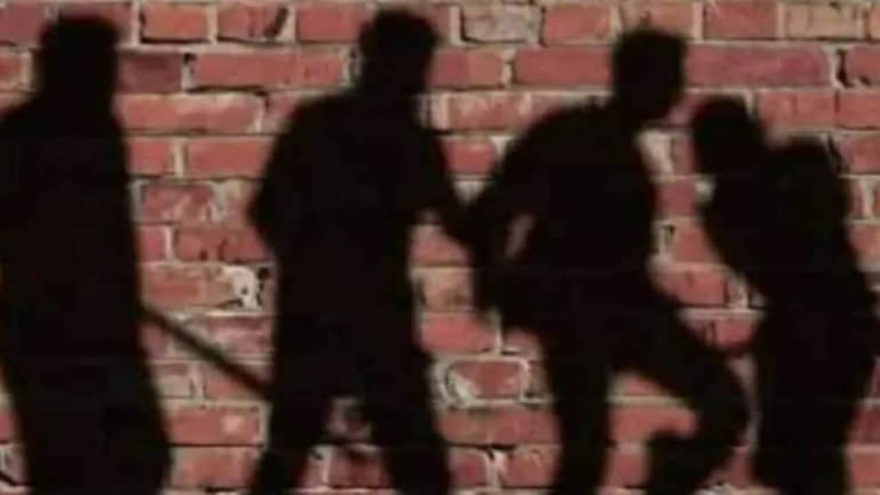 Howrah: আবাস যোজনার বাড়ি খতিয়ে দেখতে গিয়ে আক্রান্ত মহিলা আধিকারিক, জামা ছেঁড়া হল সঙ্গীর