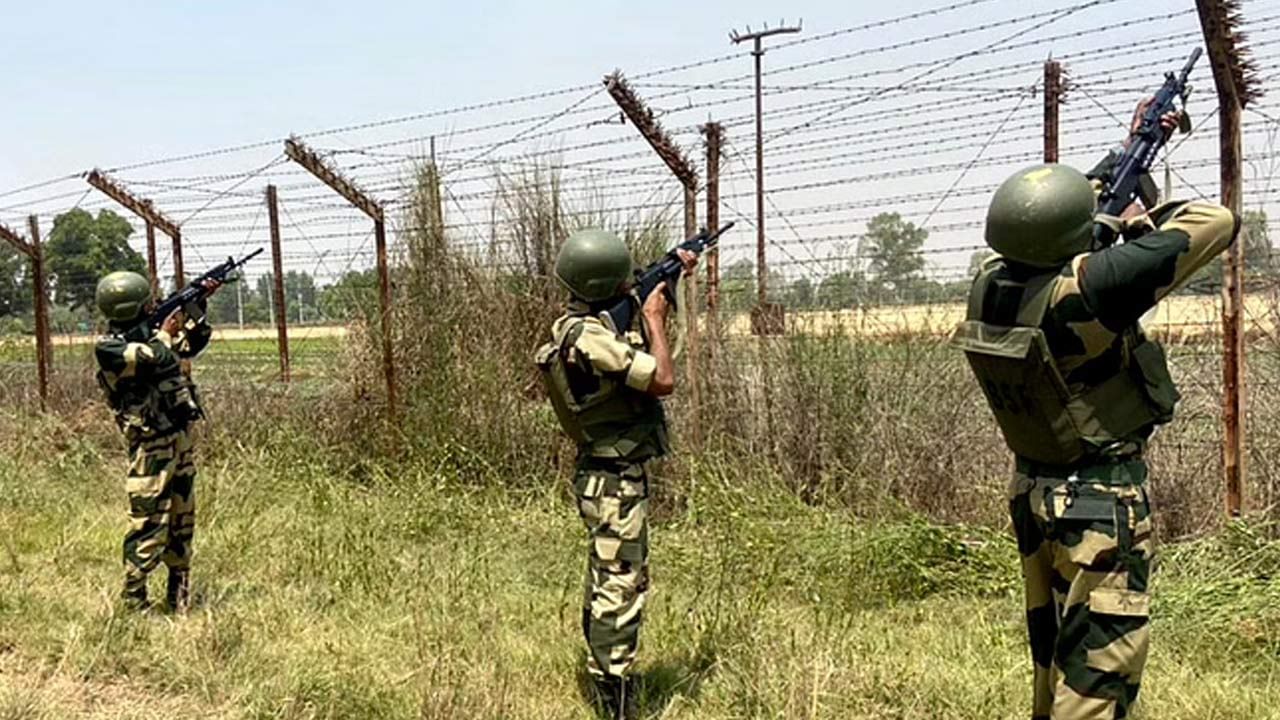 BSF: বিএসএফের উপর হামলার চেষ্টা পাচারকারীদের, চলল গুলি, নিহত ১