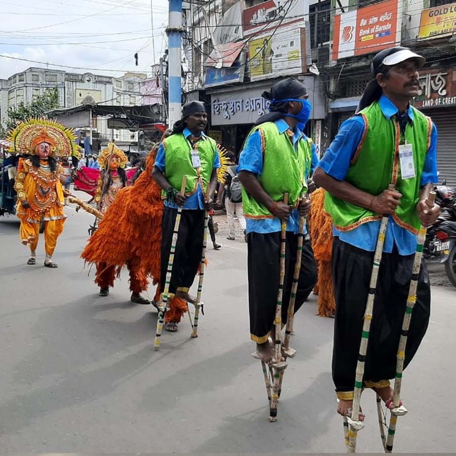 কলকাতার দুর্গাপুজোকে ইউনেস্কো হেরিটেজ তালিকায় অন্তর্ভুক্তর স্বীকৃতির জন্য বর্ধমানে বর্ণাঢ্য পদযাত্রার আয়োজন হয়।বৃহস্পতিবার দুপুরে বর্ধমান শহরের বড়নীলপুর মোড় থেকে পদযাত্রা শুরু হয়। ছৌ নৃত্য, মহিলা ঢাকি,রণপা আদিবাসী নৃত্য সহ বিভিন্ন বাদ্যযন্ত্র বাজিয়ে পদযাত্রা শেষ হয় টাউনহলে।