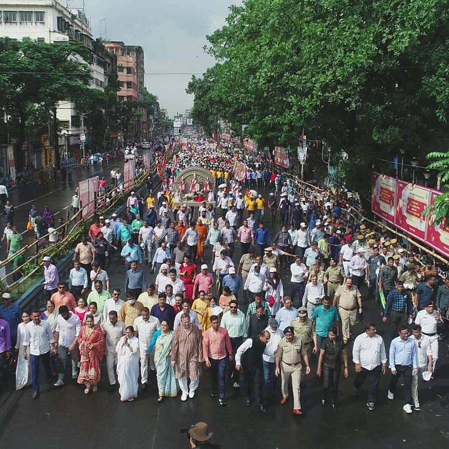 সেন্ট্রাল অ্যাভিনিউতে পুজো 'যাত্রা'