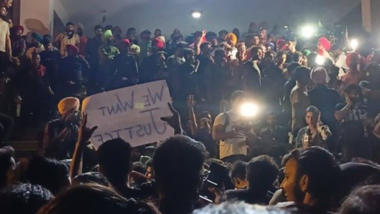 Chandigarh University Controversy: বিক্ষোভ ধামাচাপা দিতে সাসপেন্ড হস্টেলের দুই ওয়ার্ডেন, শনিবার অবধি বন্ধ হল বিশ্ববিদ্যালয়ের দরজাও