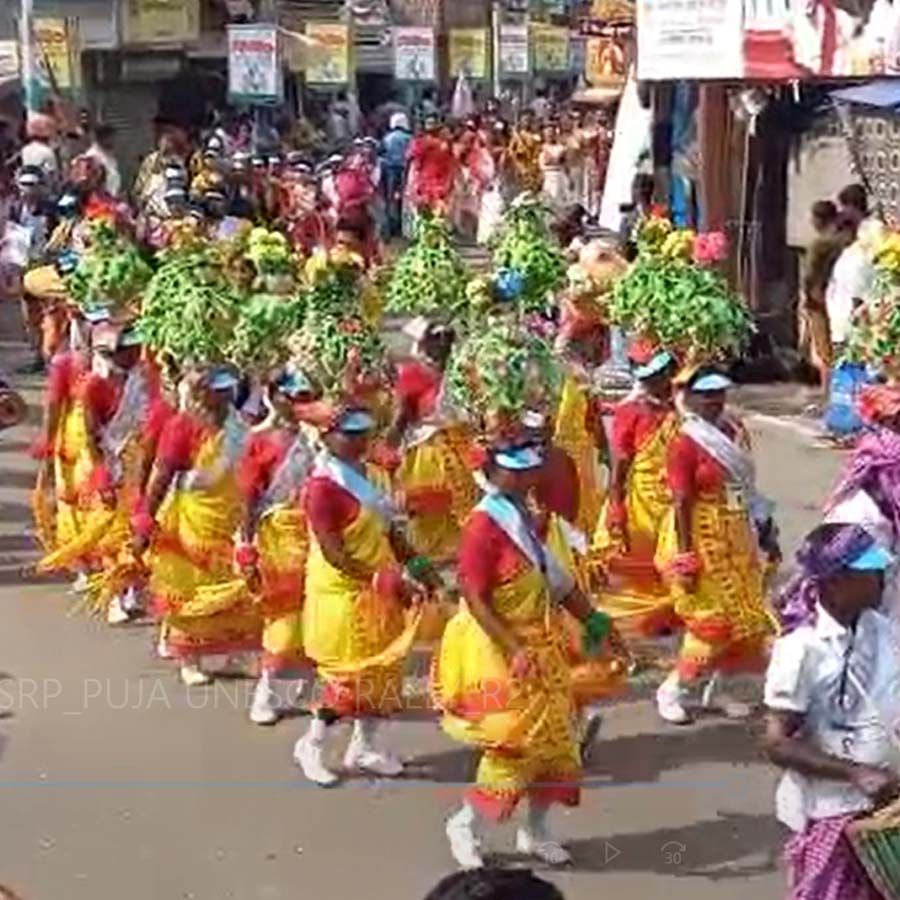 ইউনেস্কোকে ধন্যবাদ জানিয়ে দুর্গাপুজোর র্যা লি চুঁচুড়া পিপুলপাতি মোর থেকে হাসপাতাল মোর হয়ে আখনবাজার, ঘরির মোড় হয়ে কোটের মাঠ পর্যন্ত পদযাত্রা আয়োজন করা হয়েছিল