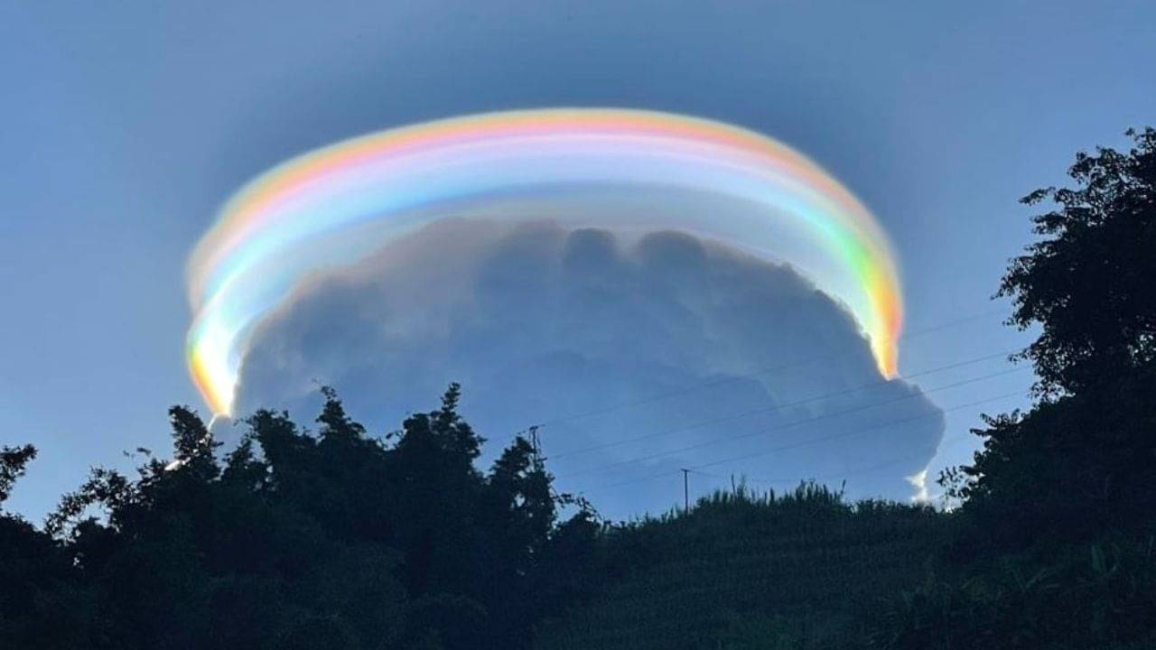 Pileus Cloud: চিনের আকাশে হঠাৎ ভেসে উঠল রহস্যময় আলোর ছটা...