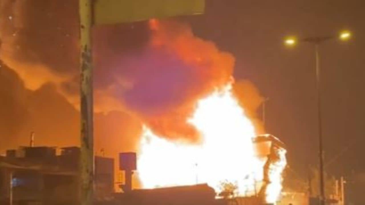 Delhi Fire: প্লাস্টিকের পোড়া গন্ধে দমবন্ধ হওয়ার জো বাসিন্দাদের, মধ্যরাতে ভয়াবহ আগুন রাজৌরি গার্ডেনে