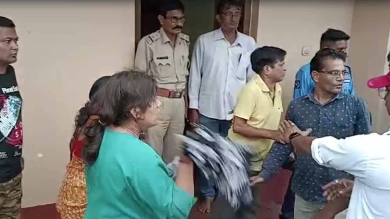 Couple Suicide attempt: বিষ খেয়ে আত্মঘাতী বাবা, অত্যাচার করা হত, স্ত্রীর দিকে আঙুল তুলছেন ছেলেও!