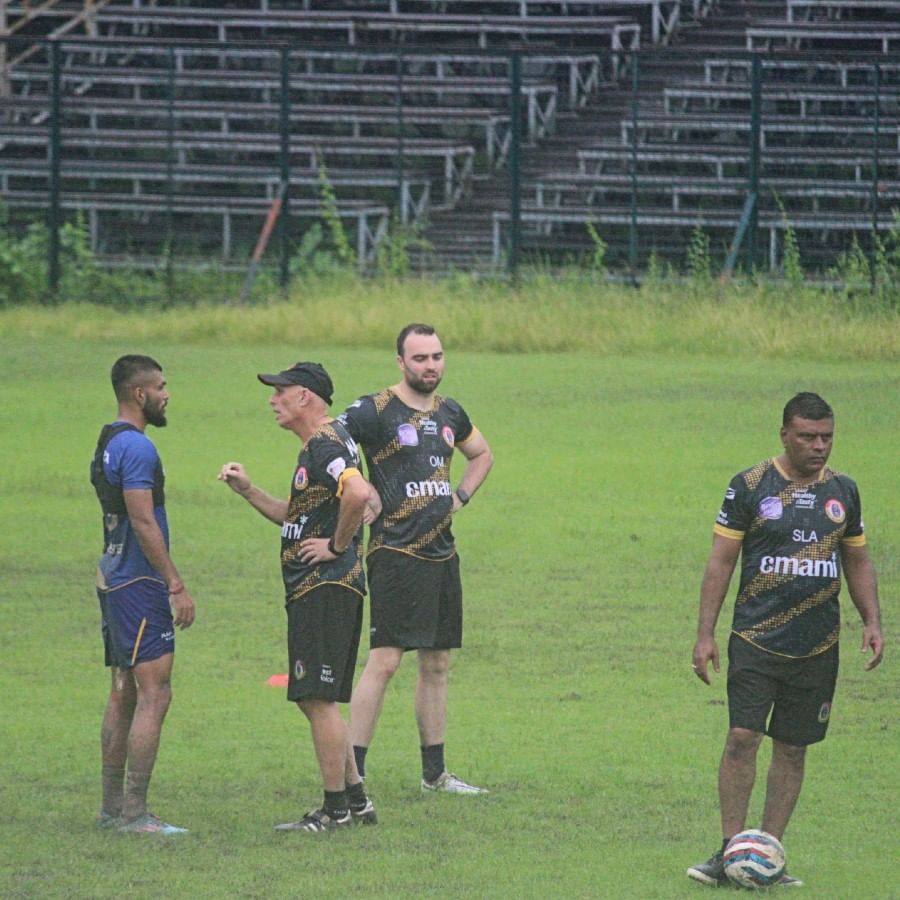 সামনেই কলকাতা লিগ এবং ইন্ডিয়ান সুপার লিগ রয়েছে। তাই দলের সকল প্লেয়ারদের কড়া অনুশীলনের মধ্যে রাখতে চাইছেন কোচ স্টিফেন। (নিজস্ব চিত্র)