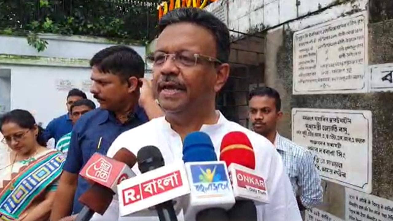 Anubrata Mondal: ‘তুমি কেঁচো হয়ে সাপের সামনে লাফালাফি করবে আর আমি চুপ থাকব এটা সম্ভব নয়’, বীরভূমে হুঙ্কার ফিরহাদের