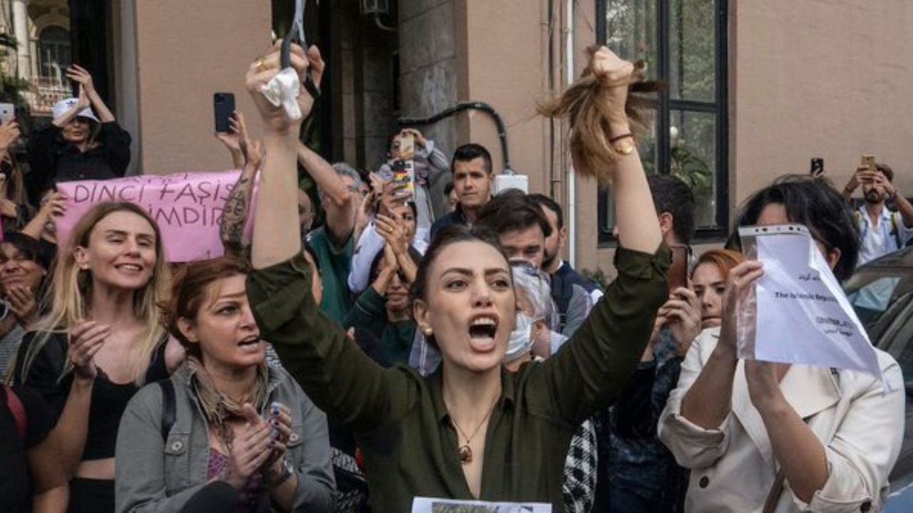 Iran Protest: বিক্ষোভের আঁচ বাড়তেই সেলিব্রেটিদের হুঁশিয়ারি ইরান সরকারের, সমর্থন জানালেই নেওয়া হবে কড়া পদক্ষেপ